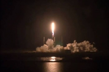 SpaceX成功透过火箭“猎鹰9号”将无人太空船“龙”飞船射上太空为国际太空站补给物资
