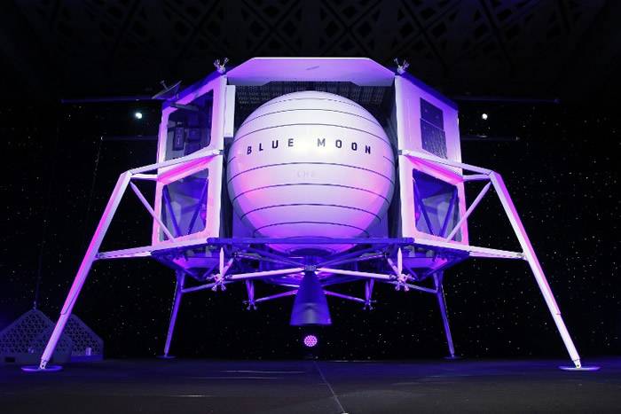 月球登陆器“蓝月亮”首亮相 全球首富兼太空公司“蓝色起源”主席贝索斯谈太空梦