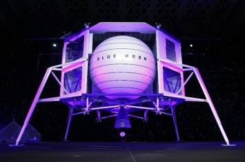 月球登陆器“蓝月亮”首亮相 全球首富兼太空公司“蓝色起源”主席贝索斯谈太空梦
