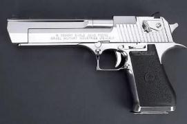 世界上威力最大的枪，沙漠之鹰手枪外号猎象枪(重达4斤)