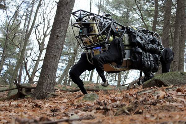 美国波士顿动力公司研发“山猫”机器人