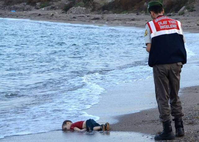 难民船土耳其沉没12死 小男孩伏尸海滩全球悲痛