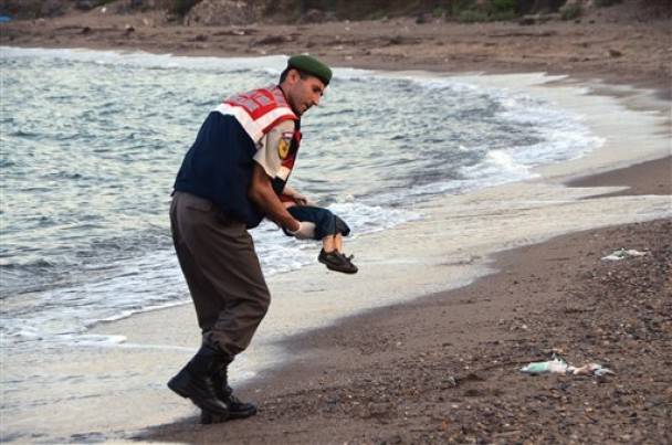 难民船土耳其沉没12死 小男孩伏尸海滩全球悲痛