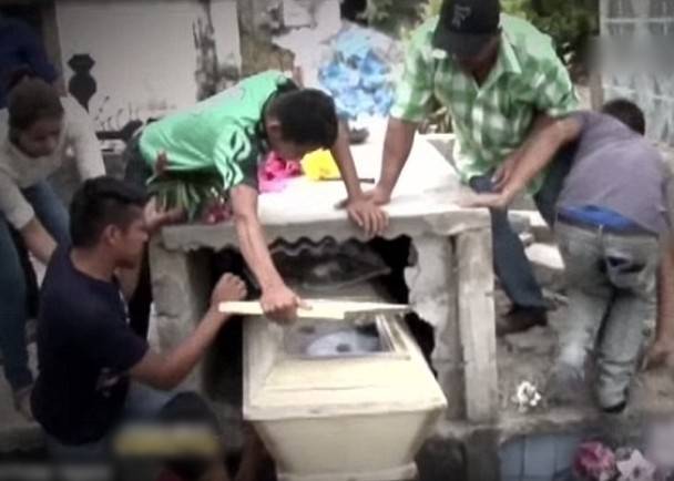 洪都拉斯孕妇墓中“复活” 家人破棺施救惜已晚
