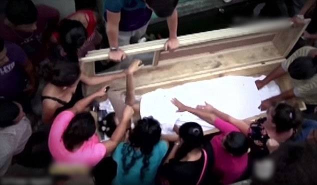 洪都拉斯孕妇墓中“复活” 家人破棺施救惜已晚