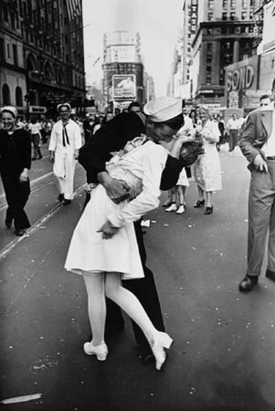 经典照片“二战胜利之吻”中的男主角的未来妻子原来就在旁边