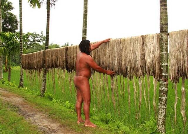 一穿衣服就敏感剧痛 印度男子裸体40年