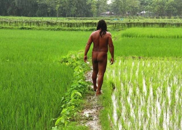 一穿衣服就敏感剧痛 印度男子裸体40年