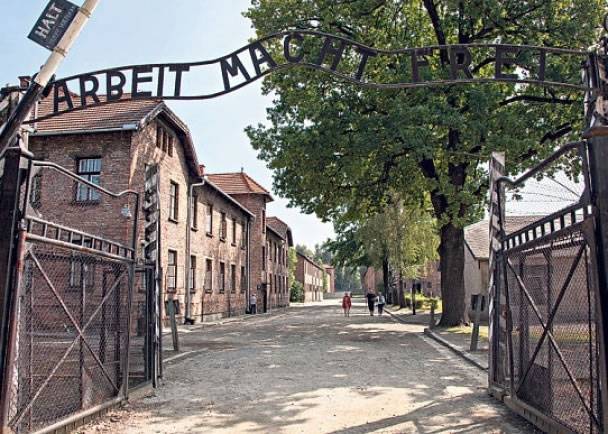 波兰奥斯威辛集中营遗址花洒消暑 被批似纳粹毒气室