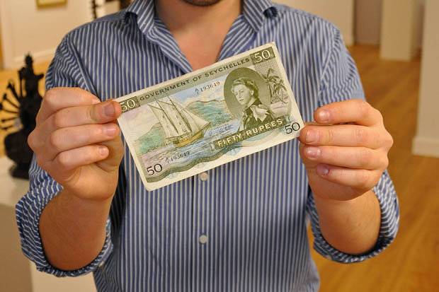 “性骚扰”英女王钞票拍卖 料升值80倍成交