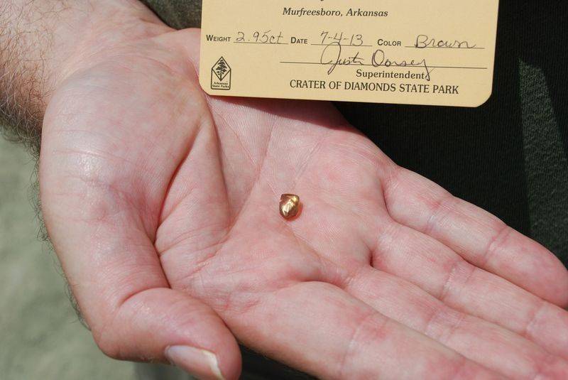 美国阿肯色州钻石坑州立公园向公众开放 游客挖到钻石归自己