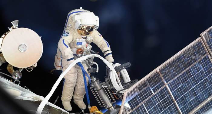 俄罗斯宇航员将在出舱期间把用过的设备丢进太空 会坠入大气层烧毁