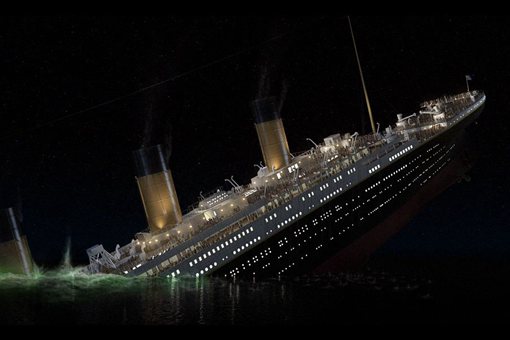泰坦尼克号撞到冰山后,为什么乘客不到冰山上避难?