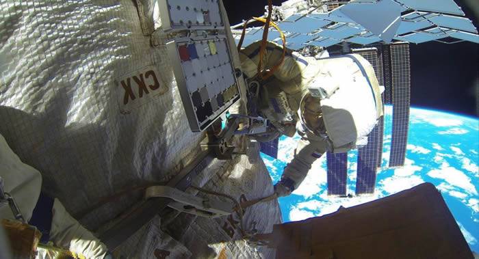 国际空间站俄罗斯宇航员在开放太空工作期间拿走飘在空间站外面10年的毛巾