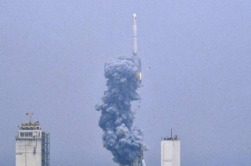 中国首次实施运载火箭海上发射 长征十一号成功将七颗卫星送入预定轨道