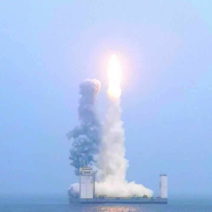 中国航天首次海上发射成功 长征11号运载火箭在黄海海域升空