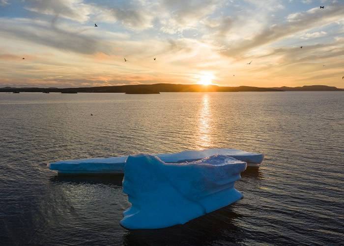 加拿大“冰山走廊”成旅游热点 为渔村带来商机
