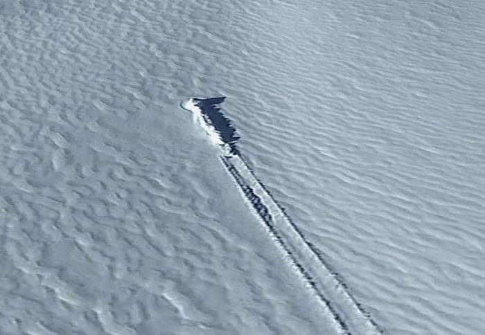 Google地球在南极洲发现UFO跑道？网友称是不明飞行物坠机现场