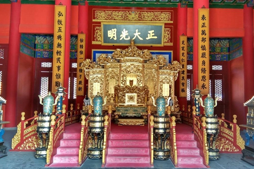 皇帝龙椅金灿灿的,龙椅是用什么材料制作的?