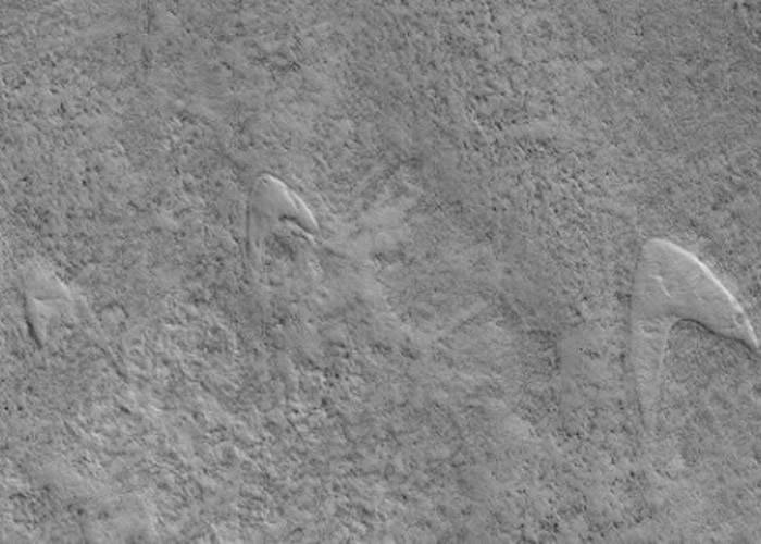 火星表面惊现外形酷似经典科幻电影《星空奇遇记》中星际舰队的标志