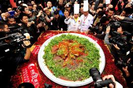 世界最大剁椒鱼头，用100多斤的鱼制作而成(拍卖了13.2万元)