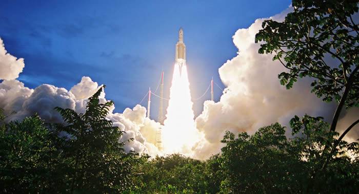 载有T-16和Eutelsat 7-C卫星的“阿丽亚娜5”号运载火箭成功发射