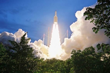载有T-16和Eutelsat 7-C卫星的“阿丽亚娜5”号运载火箭成功发射