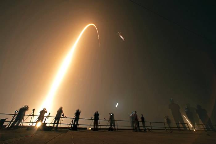 SpaceX猎鹰重型火箭首度夜间升空搭载24枚卫星上太空 中央推进器回收失败