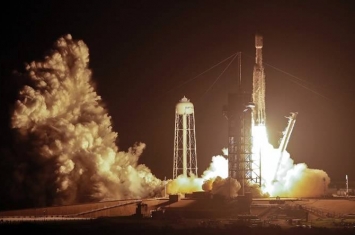 SpaceX猎鹰重型火箭首度夜间升空搭载24枚卫星上太空 中央推进器回收失败