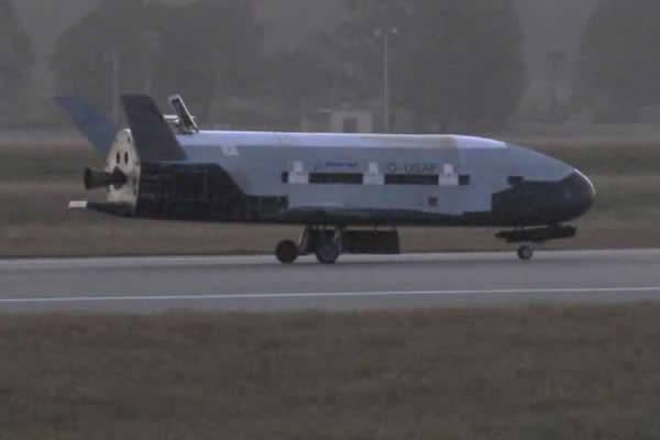 美国X-37B绝密战机已经在太空中执行超过400天的任务