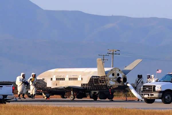 美国X-37B绝密战机已经在太空中执行超过400天的任务