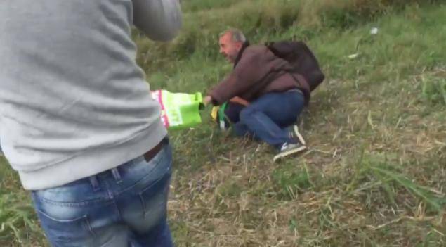 匈牙利N1TV女记者伸脚踢倒抱着孩子的难民引起公愤