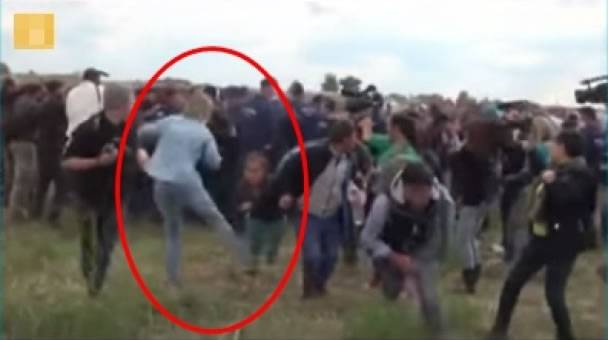 匈牙利N1TV女记者伸脚踢倒抱着孩子的难民引起公愤