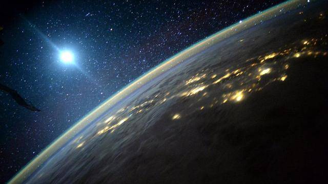 美国宇航局(NASA)官方“推特”账号摆乌龙把太空中的月亮误认作太阳