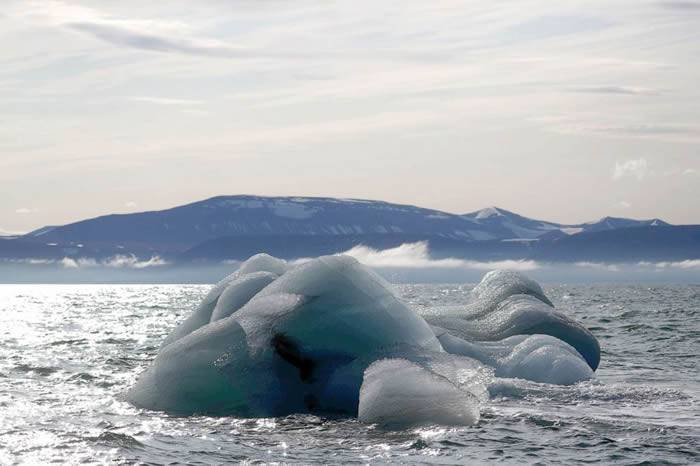 北极冰川持续融化 挪威北部斯瓦尔巴群岛多了个新岛屿