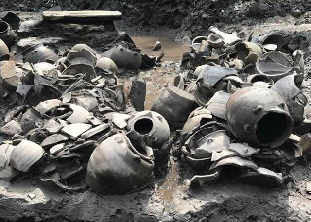 暴雨连场后广州市越秀区大佛寺南院考古现场发现百多件晚唐陶器