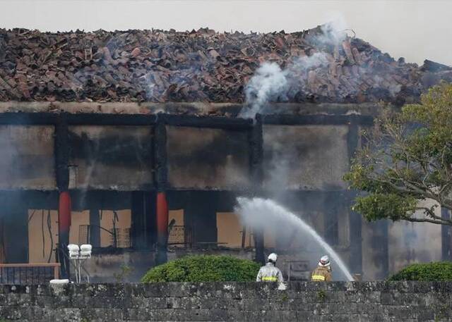日本冲绳县那霸市的世界文化遗产首里城凌晨发生大火 正殿等7建筑物全烧毁