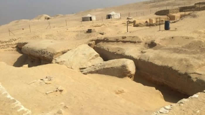 埃及北部萨卡拉墓地左塞尔金字塔附近发现数十个两千年前木乃伊