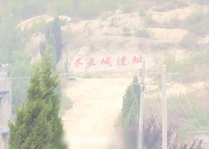 山东济南村民挖水道意外发现元朝古墓