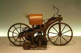 世界上最早的机车，1885年戴姆勒优先发明两轮装置（摩托车之父）