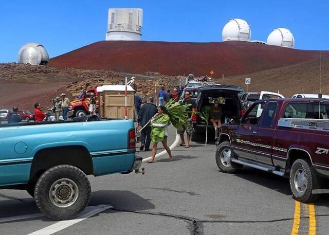 美国夏威夷最大巨型天文望远镜屡建不成 当局封路阻原住民示威