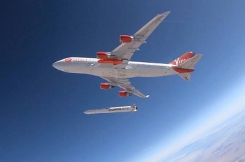 英国维珍集团太空公司Virgin Orbit成功从波音747客机发射火箭 为空中发射卫星铺路