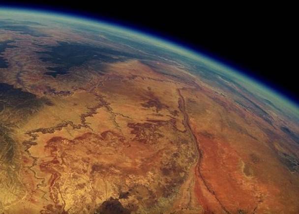 美国青年放气球上地球边缘拍摄 镜头2年后觅回