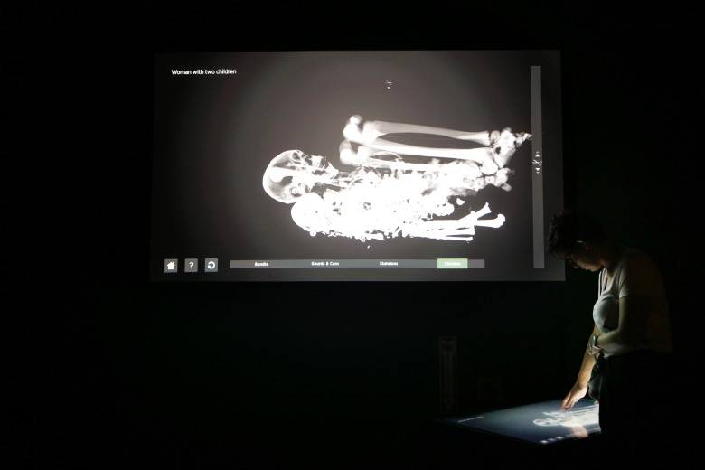 美国洛杉矶自然历史博物馆《木乃伊：来自墓穴的新秘密》展览用电脑扫描木乃伊