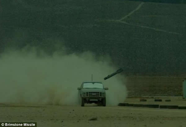 英国智能“硫磺石”导弹精确命中时速70英里汽车