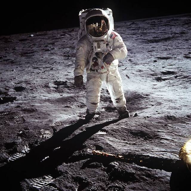 人类登月50周年：阿波罗11号登月造假？阴谋论背后真相“好莱坞拍出来的”