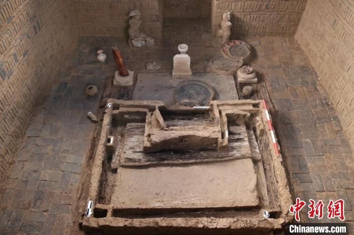 山西大同北魏“太和元年”贾宝墓首次发现木质武士俑、镇墓兽