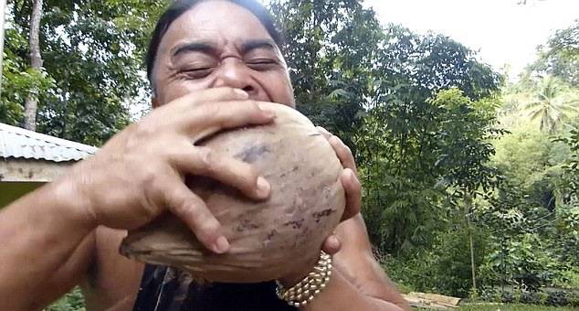 菲律宾玻尔岛传奇人物“布科之王”（Buko King）能用牙齿数秒内将椰壳剥掉