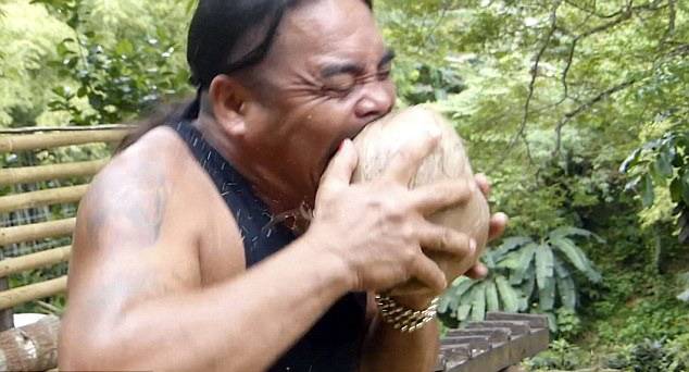 菲律宾玻尔岛传奇人物“布科之王”（Buko King）能用牙齿数秒内将椰壳剥掉