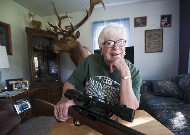 美国密歇根州73岁老婆婆13枪杀死220磅黑熊